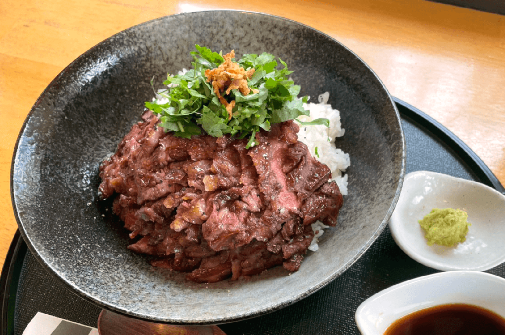 カリカリステーキ丼 - 福山の元祖ステーキ丼専門店 黒ベぇさん